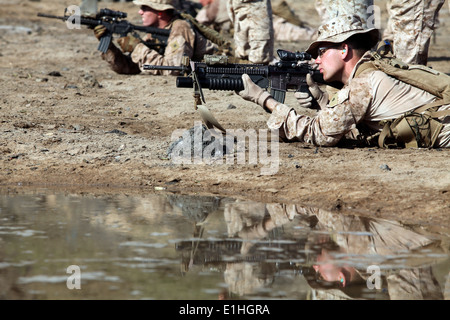 Les Marines américains avec la Compagnie Bravo, l'Équipe de débarquement du bataillon, 1e Bataillon, 2e Régiment de Marines, 24e Marine Expeditionary Unit (ME Banque D'Images