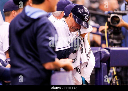 St Petersburg, Floride, USA. 4 juin 2014. Rays de Tampa Bay l'entraîneur de troisième Tom Foley (6) essuie ses yeux après que la nouvelle de la mort de Don Zimmer atteint l'étang-réservoir au cours de la Miami Marlins contre les Rays de Tampa Bay au Tropicana Field, le mercredi 4 juin 2014. Credit : ZUMA Press, Inc/Alamy Live News Banque D'Images