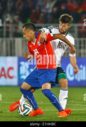 Valparaiso, Chili. 4 juin, 2014. Chili's Fabian Orellana (L) rivalise pour le bal avec Oliver Norwood de l'Irlande du Nord au cours d'un match amical avant la Coupe du Monde FIFA 2014, tenue à Elias Figueroa Brander Stadium, à Valparaiso, Chili, le 4 juin 2014. © Str/Xinhua/Alamy Live News Banque D'Images