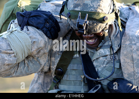 Le sergent de l'armée américaine. Dante Hawthorne, avec la Compagnie Alpha, 407e Bataillon de soutien de la Brigade, porte un soldat blessé au cours simulé Banque D'Images