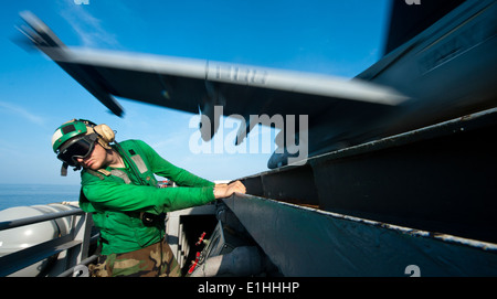 L'aviation de la Marine américaine maître de Manœuvre d'un membre de l'équipement comme les canards Bryan Justin F/A-18E Super Hornet affectés à la grève Banque D'Images