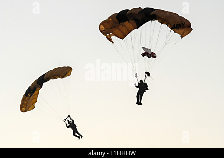 Des soldats américains avec les chevaliers d'Or 1100 dans le pentagone de stationnement lors de la 28th Annual Army-Ten Miler à Washington, Banque D'Images