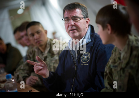 Le Secrétaire adjoint à la défense Ashton B. Carter, deuxième à partir de la droite, dîne avec les membres du service au poste de combat McClain, connectez-vous Banque D'Images