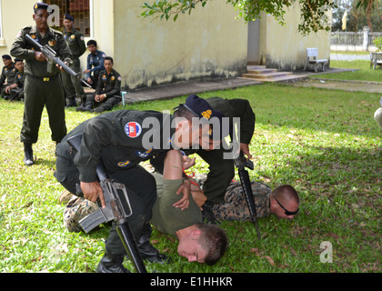 121025-N-VA590-154 SIHANOUKVILLE, Cambodge (oct. 25, 2012) Les Marines affectés à l'équipe de sécurité de l'antiterrorisme de la Flotte du Pacifique (FAS Banque D'Images