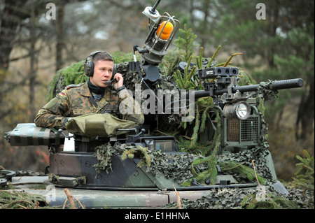 Un des soldats de l'armée allemande dans un véhicule de combat d'infanterie MARDER balaie le champ de bataille pendant la jonction 2012 Sabre à la Mult Banque D'Images