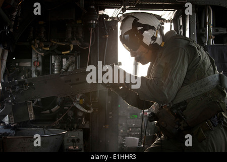 Le sergent du Corps des Marines des États-Unis. Derrick S. Dickerson avec Marine 364 Escadron d'hélicoptère moyen (Rein), 15e Marine Expeditionary Banque D'Images