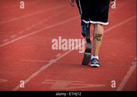 La Marine américaine, le Maître de 3e classe Redmond Ramos affiche un tatouage qui dit 'Je suis avec Stumpy' montrant son sens de l'humour nov. Banque D'Images