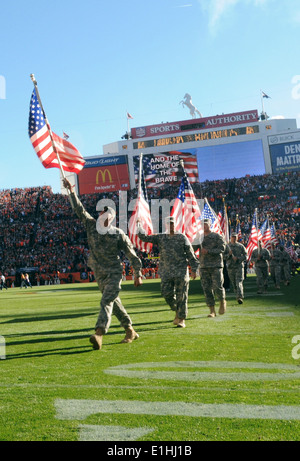 Les soldats du 2e Brigade Combat Team, 4e Division d'infanterie, quitter le terrain après une cérémonie à arborant un Sports Authority Field Banque D'Images