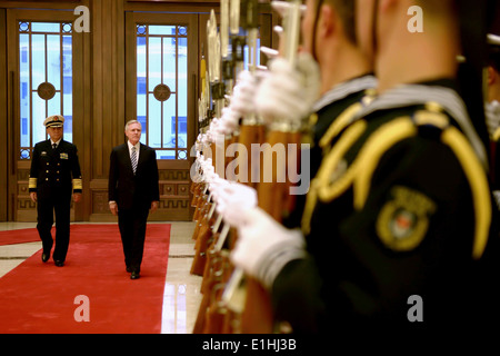 121127-N-AC887-001 BEIJING (nov. 27, 2012) Secrétaire de la Marine (SECNAV) l'honorable Ray Mabus inspecte les troupes chinoises à être Banque D'Images