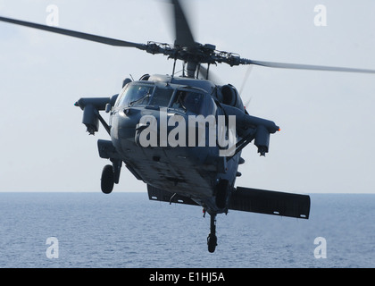Un U.S. Navy hélicoptère MH-60S Knighthawk affectés à l'Escadron d'hélicoptères de combat de la mer (HSC) 22 se prépare à aller chercher la cargaison de l' Banque D'Images