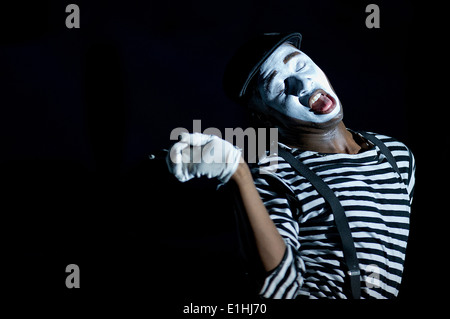 U.S. Air Force d'un membre de la 1re classe Jonathan Fuite, Tops en bleu chanteur, agit un sketch représentant comme un mime pendant un concert à Freedom Banque D'Images