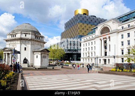 Hall de mémoire avec Centenary Square et Bibliothèque de Birmingham à l'arrière, Centenary Square, Birmingham. Banque D'Images