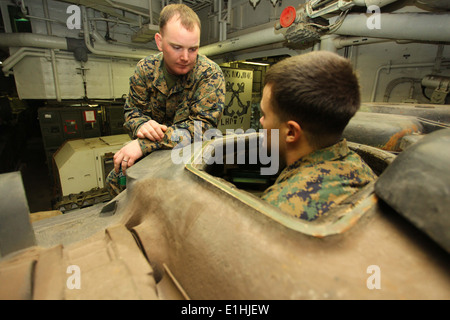 USS Iwo Jima, Mer Méditerranée (déc. 5, 2012) - marines avec des armes, de l'entreprise Équipe de débarquement du bataillon 1er Bataillon, 2e Marine Banque D'Images