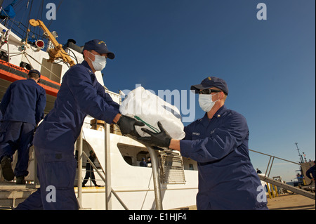 Les gardes-côtes américains à bord de la coupe d'endurance moyen décisif (WMEC USCGC 629 déchargement) près de deux tonnes de cocaïne aux États-Unis Co Banque D'Images