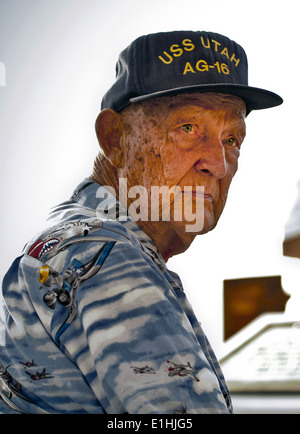 Ancien combattant de la marine des États-Unis et ancien membre de l'équipage du navire de guerre USS California (BB 31) Gilbert Meyer assiste à un coucher de service au nouveau Banque D'Images