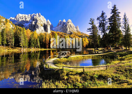 Automne au lac d'Antorno avec un pont de bois et le reflet de la montagne, Misurina Cadini Dolomites, la province de Belluno Banque D'Images