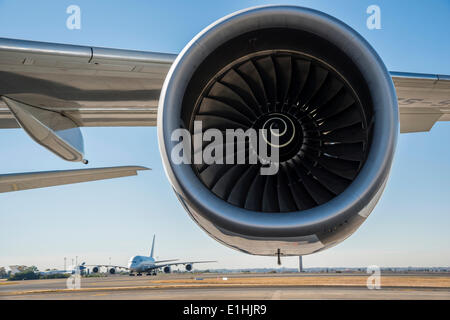 Moteur à réaction, l'Airbus A340 turbine, un Airbus A380 sur une piste à l'arrière, Afrique du Sud Banque D'Images