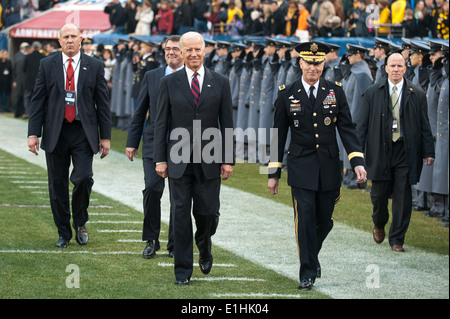 Vice-président des États-Unis Joe Biden et le secrétaire adjoint à la défense.Ashton B. Carter arrive à la 113e par rapport à l'Armée de Nav Banque D'Images