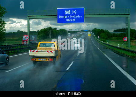 Le trafic pendant les fortes pluies et la mauvaise visibilité, l'autoroute A9, près de Pfaffenhofen, Upper Bavaria, Bavaria, Germany Banque D'Images