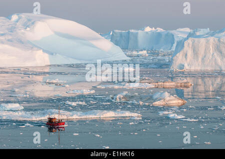 Voile entre les icebergs, Ilulissat, Site du patrimoine mondial de l'UNESCO, la baie de Disko, à l'ouest du Groenland, Greenland Banque D'Images