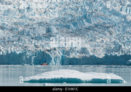 Navire en face de la baie de Disko, glacier Eqi, l'ouest du Groenland, Greenland Banque D'Images