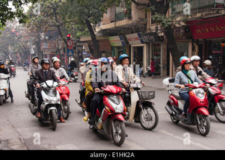 Scène de rue, cyclomotoristes sur les cyclomoteurs, Hanoi, Vietnam du Nord, Vietnam Banque D'Images