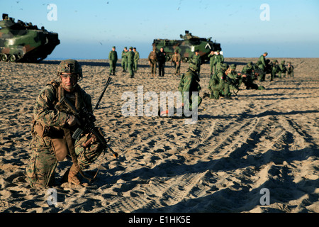 Les Marines américains avec le 2e Bataillon, 5e Régiment de Marines et de Singapour avec des soldats du 3e Bataillon, Singapour Guards prov Banque D'Images