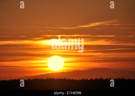 Soleil au-dessus des collines Banque D'Images