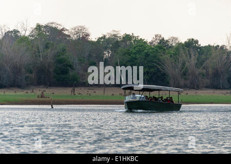 Les touristes en bateau safari Kabini sur réservoir, le Parc National de Nagarhole, Karnataka, Inde Banque D'Images