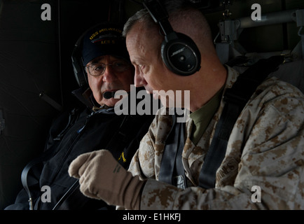 Le secrétaire à la défense, Leon E. Panetta, gauche, vole au-dessus de Kaboul, en Afghanistan, avec le général du Corps des Marines américain John Allen, la commande Banque D'Images