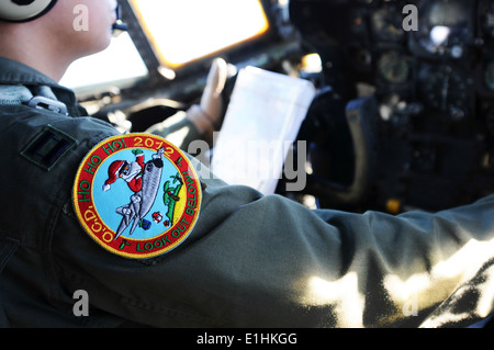 L'Opération Goutte de Noël 2012 patch s'affiche sur le bras du Capitaine Anthony Felix, un pilote instructeur à partir de la 36e Airli Banque D'Images