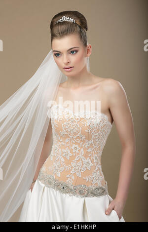 Femme respectable sophistiqués en fête robe moderne et Diadem Banque D'Images