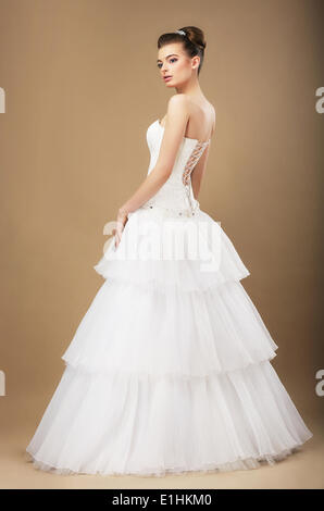 Portrait de l'accablement en robe de mariage blanc Banque D'Images