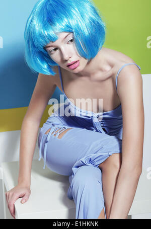 Les jeunes. Cute Asian Girl avec poils teints artificiel bleu assis Banque D'Images