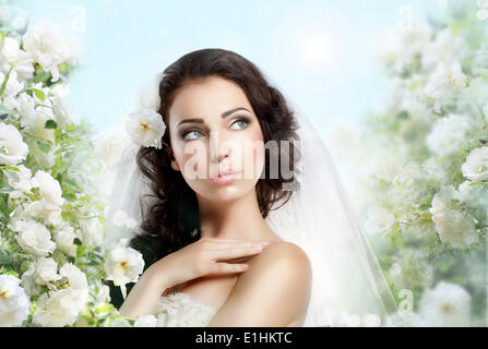 Sentiment. Femme exquise parfaite avec des fleurs sur fond Floral Vernal Banque D'Images