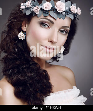 Attractivité. La perfection. Cutie fascinant wearing Wreath de fleurs Banque D'Images