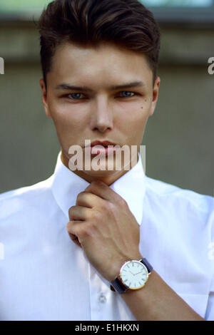 De l'individualité. Beau succès ambitieux Caucasian Man with Watch Banque D'Images