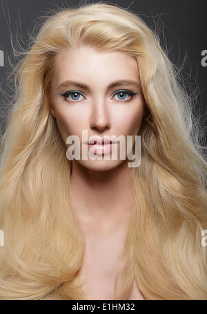 Pure beauté. Portrait of Young blonde avec de longs cheveux en bonne santé Banque D'Images