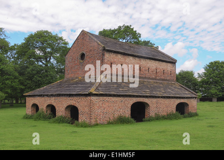 Red Brick Victoria Deer Barn dans le parc de Dunham Massey Park dans la région rurale d'Altrincham, Cheshire, Angleterre, Royaume-Uni Banque D'Images