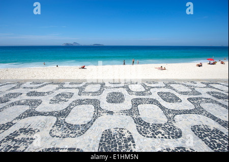 L'affichage classique de la plage d'Ipanema Rio de Janeiro promenade avec vue sur la mer calme Banque D'Images