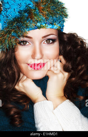Happy Woman in Blue Cap tricoté et Tricots - Jersey chaud Banque D'Images
