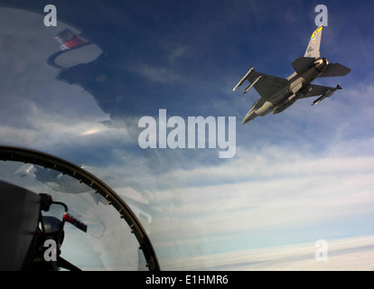 Le lieutenant-colonel Todd Robbins, un pilote attaché au 421e Escadron de chasse, manoeuvres Un F-16C Fighting Falcon vers un train local Banque D'Images