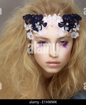 La dentelle. Closeup Portrait of Fashion model attractif élégant moderne avec un miroir Banque D'Images