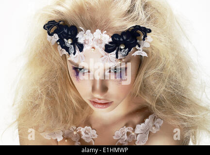 Énigme. Vue de dessus de la mode artistique inhabituelle Femme blonde. La créativité Banque D'Images