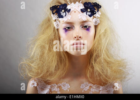 La fantaisie. Portrait de blonde lumineuse inhabituelle avec un miroir. La créativité Banque D'Images