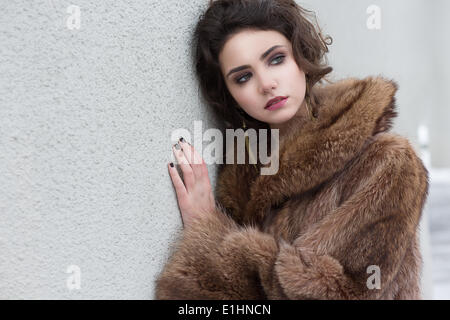 La solitude. L'hiver. Belle femme raffinée en laine Manteau de fourrure Banque D'Images