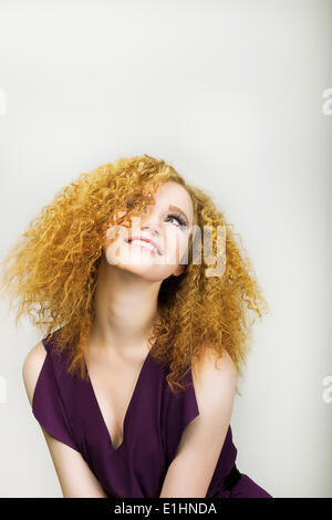Style de vie. Radiant Happy Woman with Curly poils dorés en souriant. Des émotions positives Banque D'Images