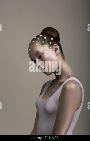 Haute Couture. Stylisé glamour femme énigmatique. Brown - couleur platine. Le futurisme Banque D'Images