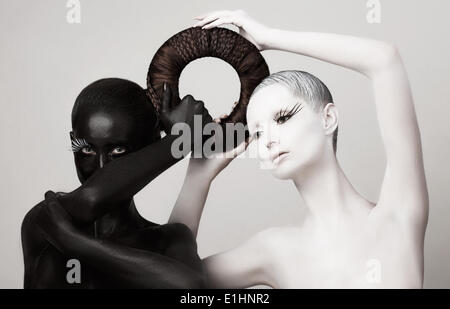 Les femmes en Ying Yang Style. Contraste occulte le maquillage. Unity Banque D'Images