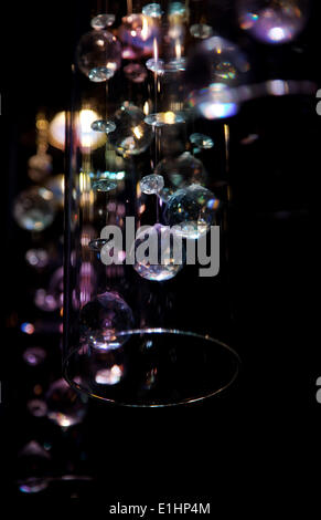 Boules de verre transparent lumineux abstrait comme fond sombre Banque D'Images